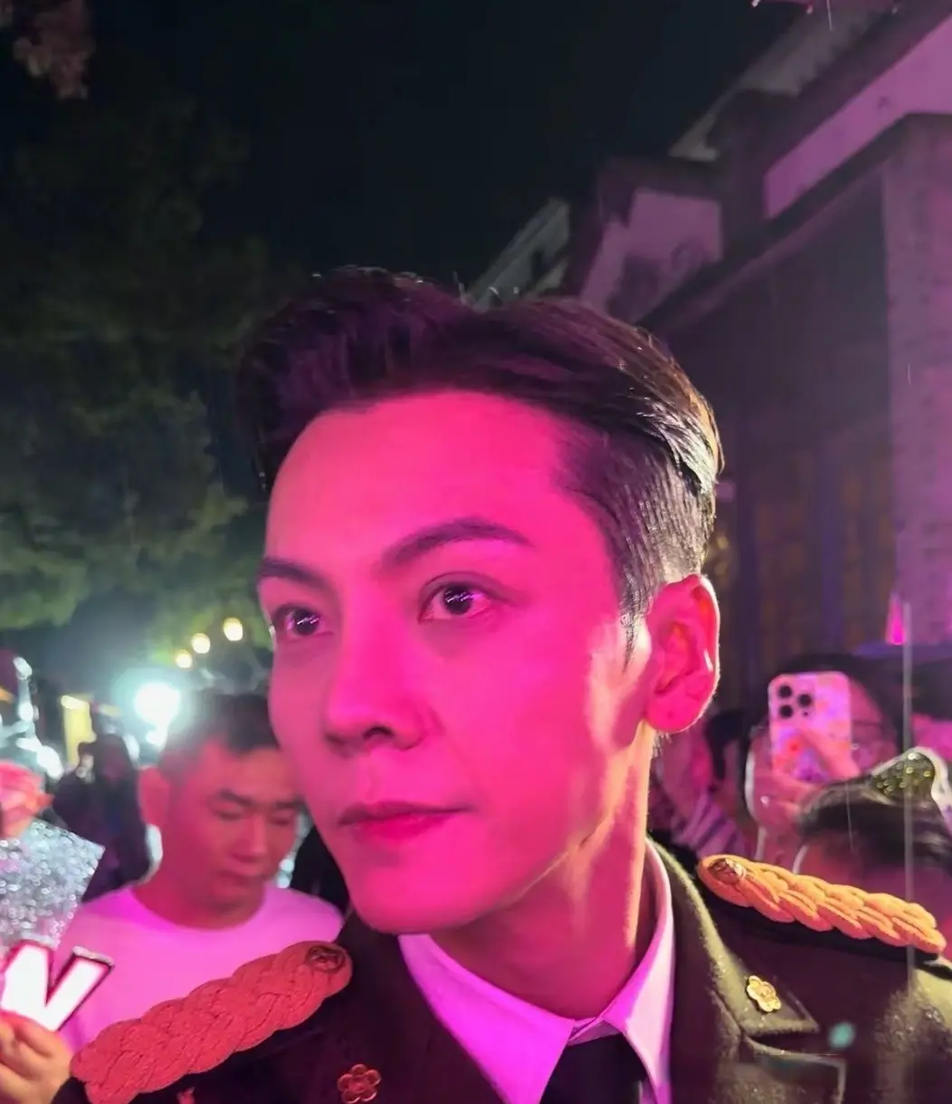 《九门》杀青掀狂欢，陈伟霆军装戳中情怀，曾舜晞吴老狗成新盼头