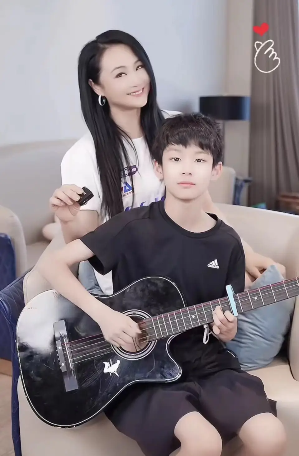 曹颖14岁儿子去拍戏了，曾被赞颜值天花板，长得帅又有才的星二代好难得