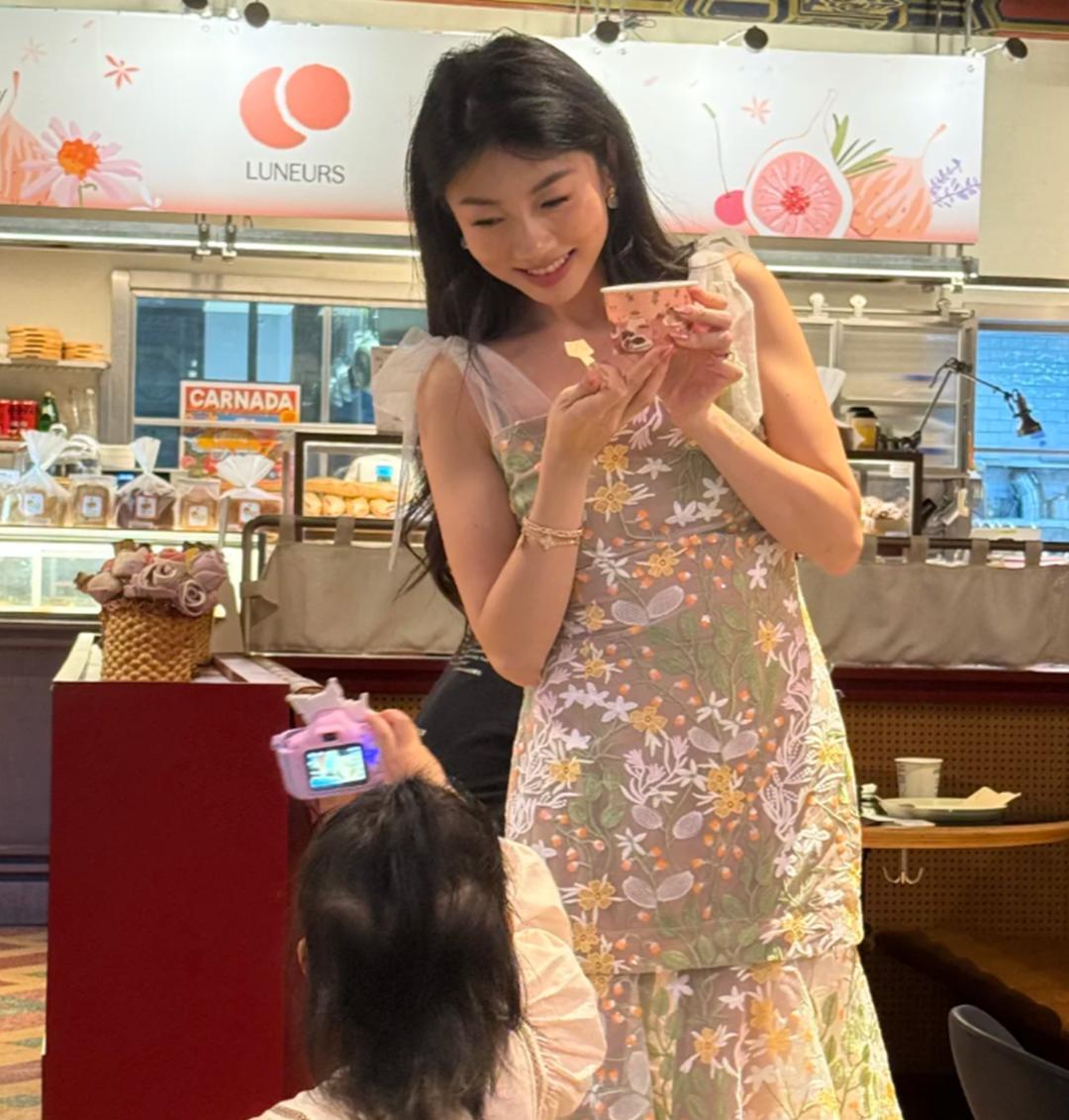 程晓玥美国逛街被偶遇，个子不高肤色还黑，真人看着很普通