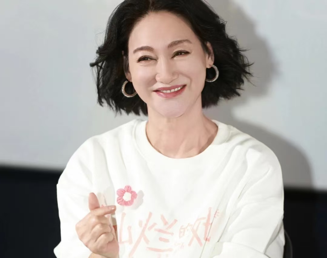 从街头乞讨到高奢代言！65 岁惠英红凭什么让 LOEWE 心动？