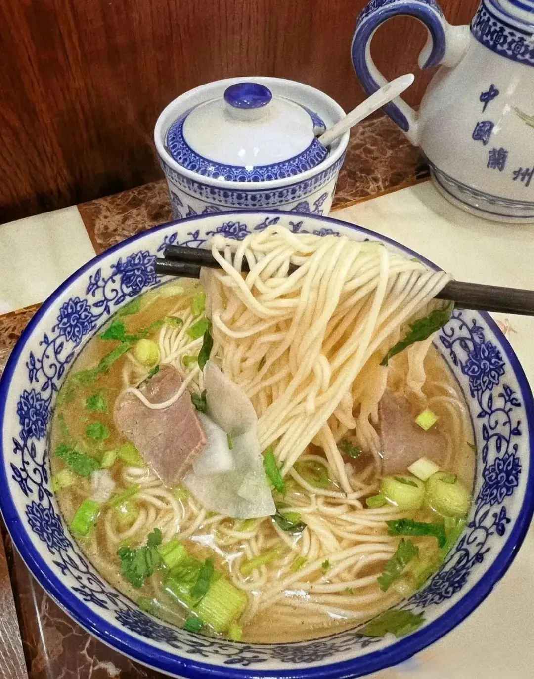 甘肃美食画卷：兰州拉面，汤清味鲜里的丝路风情