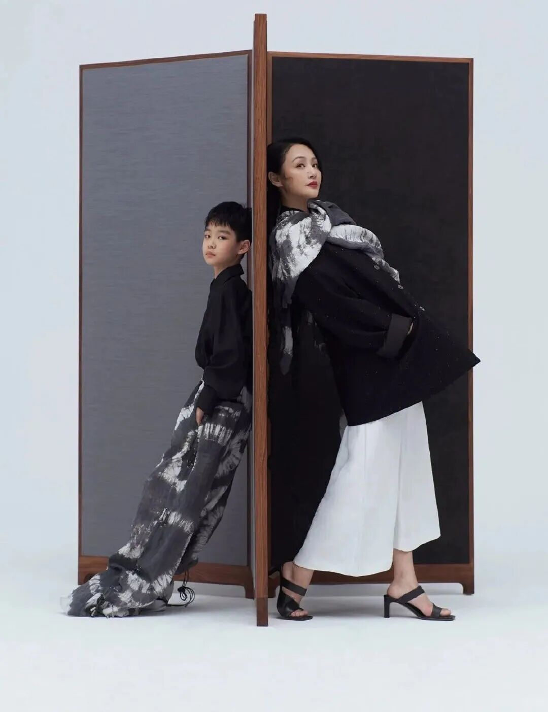 曹颖14岁儿子去拍戏了，曾被赞颜值天花板，长得帅又有才的星二代好难得