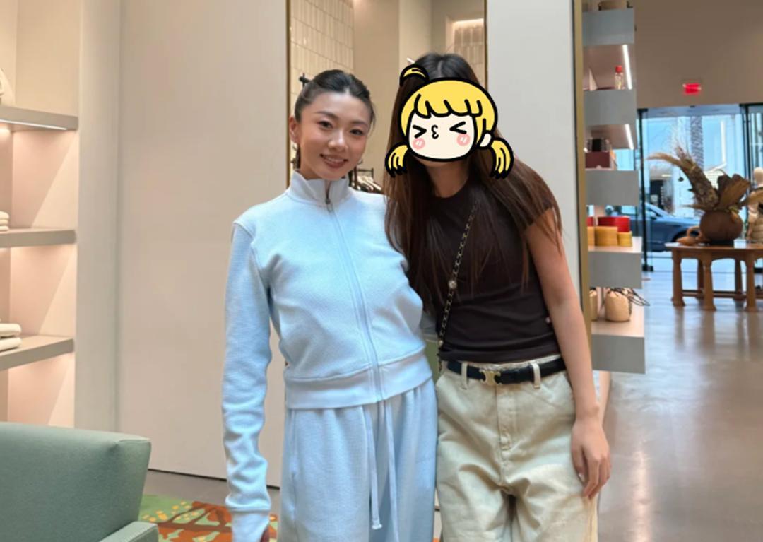 程晓玥美国逛街被偶遇，个子不高肤色还黑，真人看着很普通