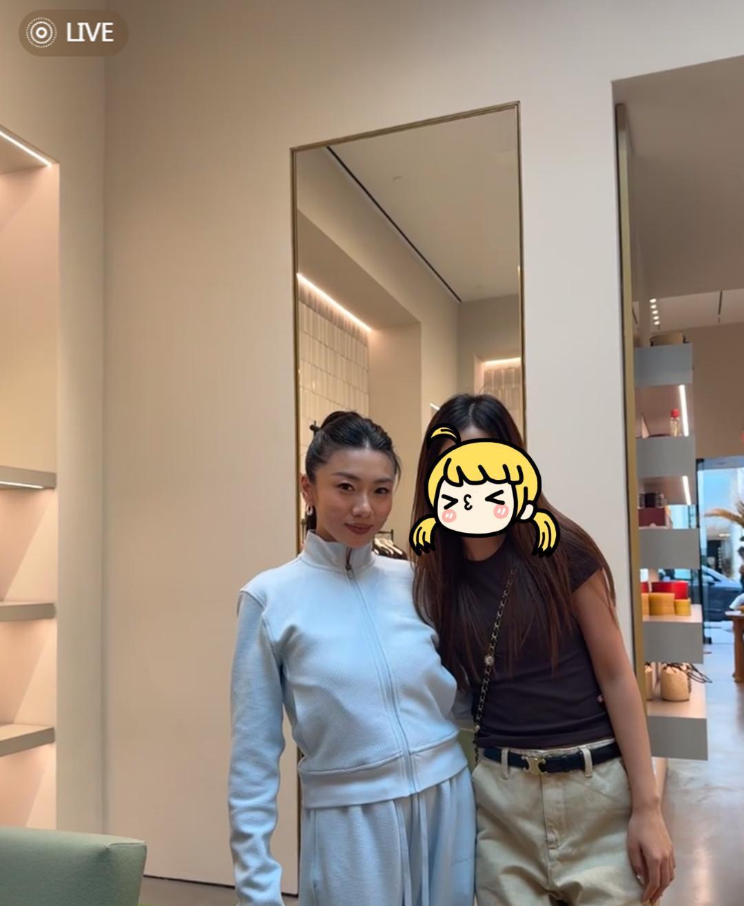 程晓玥美国逛街被偶遇，个子不高肤色还黑，真人看着很普通