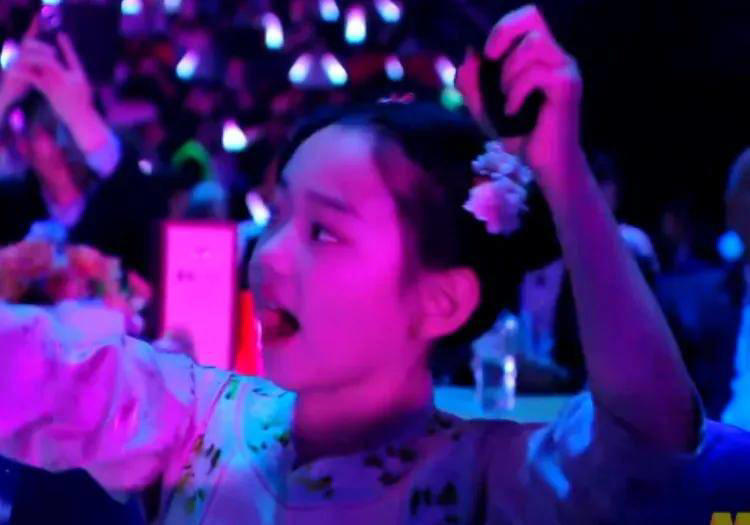 湾区晚会名场面：小沈阳和女儿同框，肖战台下合照，歌手真唱翻车