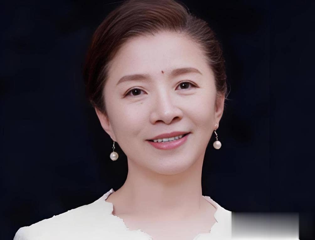 演完《生万物》又战国庆档《震耳欲聋》，66岁迟蓬期待值拉满