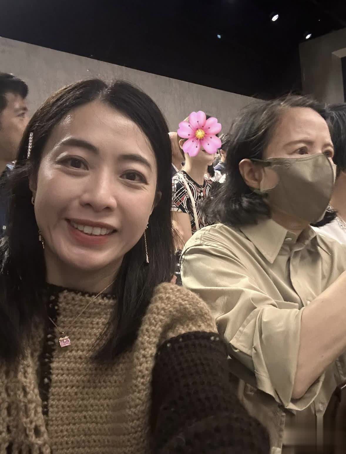 甘比携母亲和7岁女儿看秀，三代同堂刘銮雄却未露脸