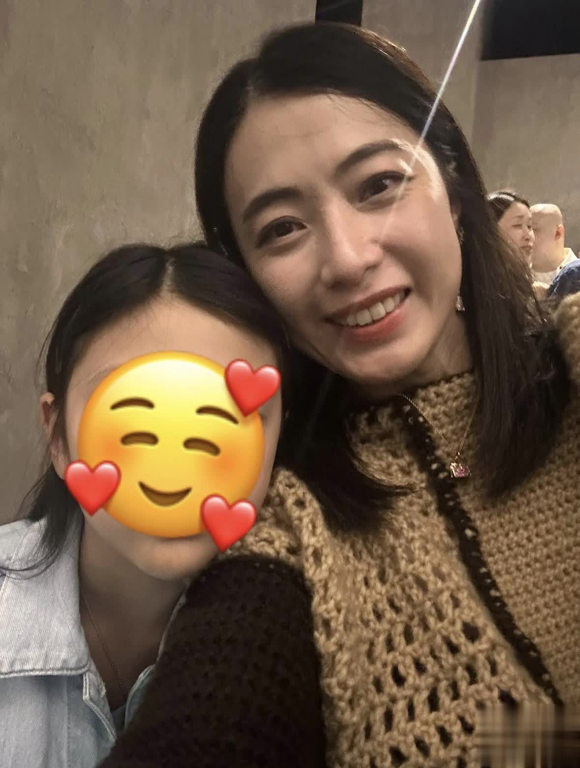 甘比携母亲和7岁女儿看秀，三代同堂刘銮雄却未露脸