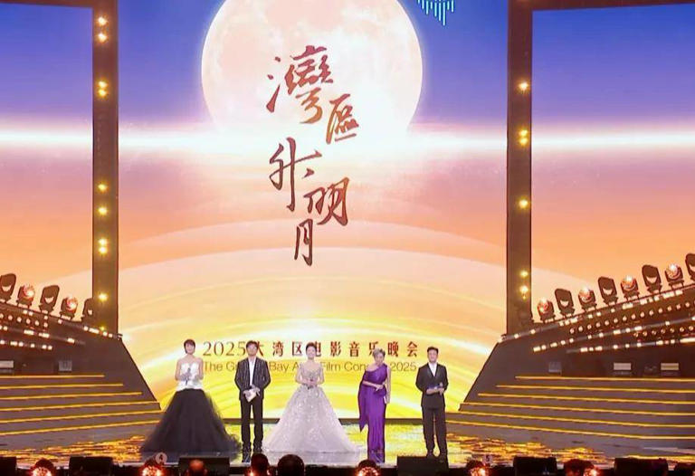2025年“湾区升明月”大湾区音乐晚会来啦！这次晚会众星云集，不仅有大咖歌手还有星二代加盟，贡献了不少名场面，一起来看看吧！ 星二代开场助阵 高云翔董璇女儿小酒窝和陈思诚佟丽娅儿子陈奕橦作为伴舞开场，两人手拉手跳舞非常活泼可爱。 后