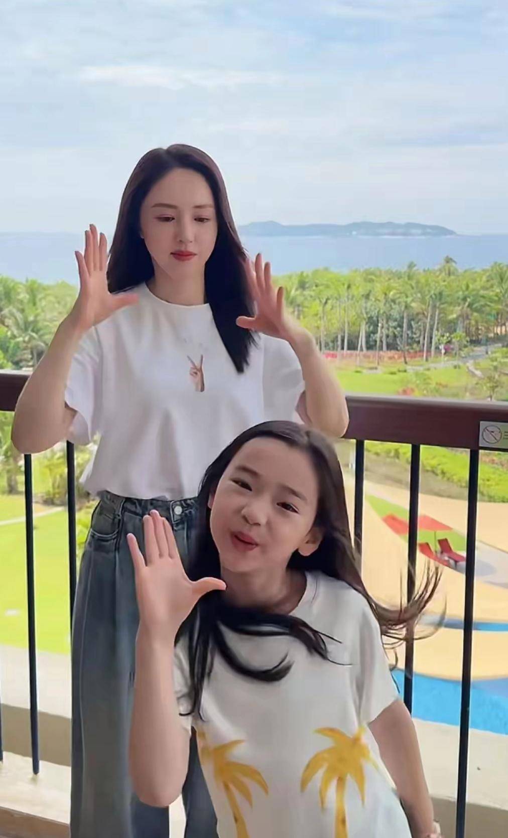 娱乐圈的顶流星二代，朵朵和小酒窝，最近在大湾区晚会上大放异彩。你见过这样的场景吗？小酒窝专门让佟丽娅带她去找宋亚轩握手，见面后礼貌地问：“哥哥，我可以和你握手吗？”宋亚轩立刻起身，弯腰俯身用双手回握，全程微笑轻声交谈。 这画面是不是很温