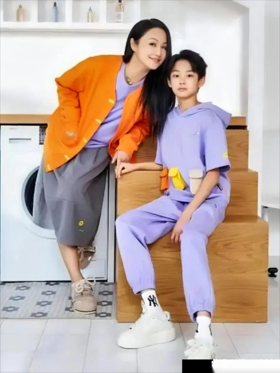 近日，有媒体晒出曹颖直播的片段，她提到了儿子王子涵去拍戏的事情。这个突如其来的消息，倒是引起了不少网友热议。曹颖在直播中表示，其实自己从未想过让儿子当演员。后来，她的一位导演好友提出请求，希望王子涵能帮忙去剧组演两天。  看到对方如此殷切