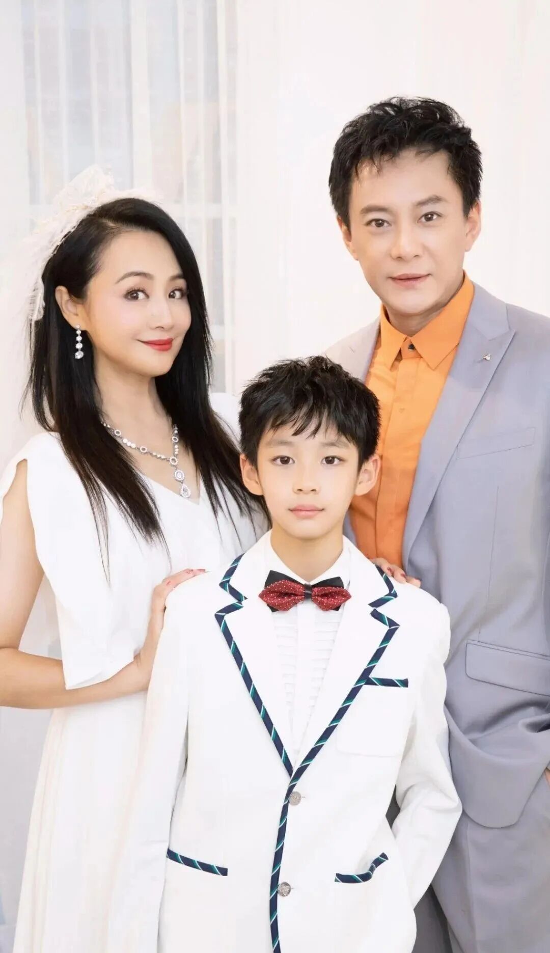 曹颖14岁儿子去拍戏了，曾被赞颜值天花板，长得帅又有才的星二代好难得