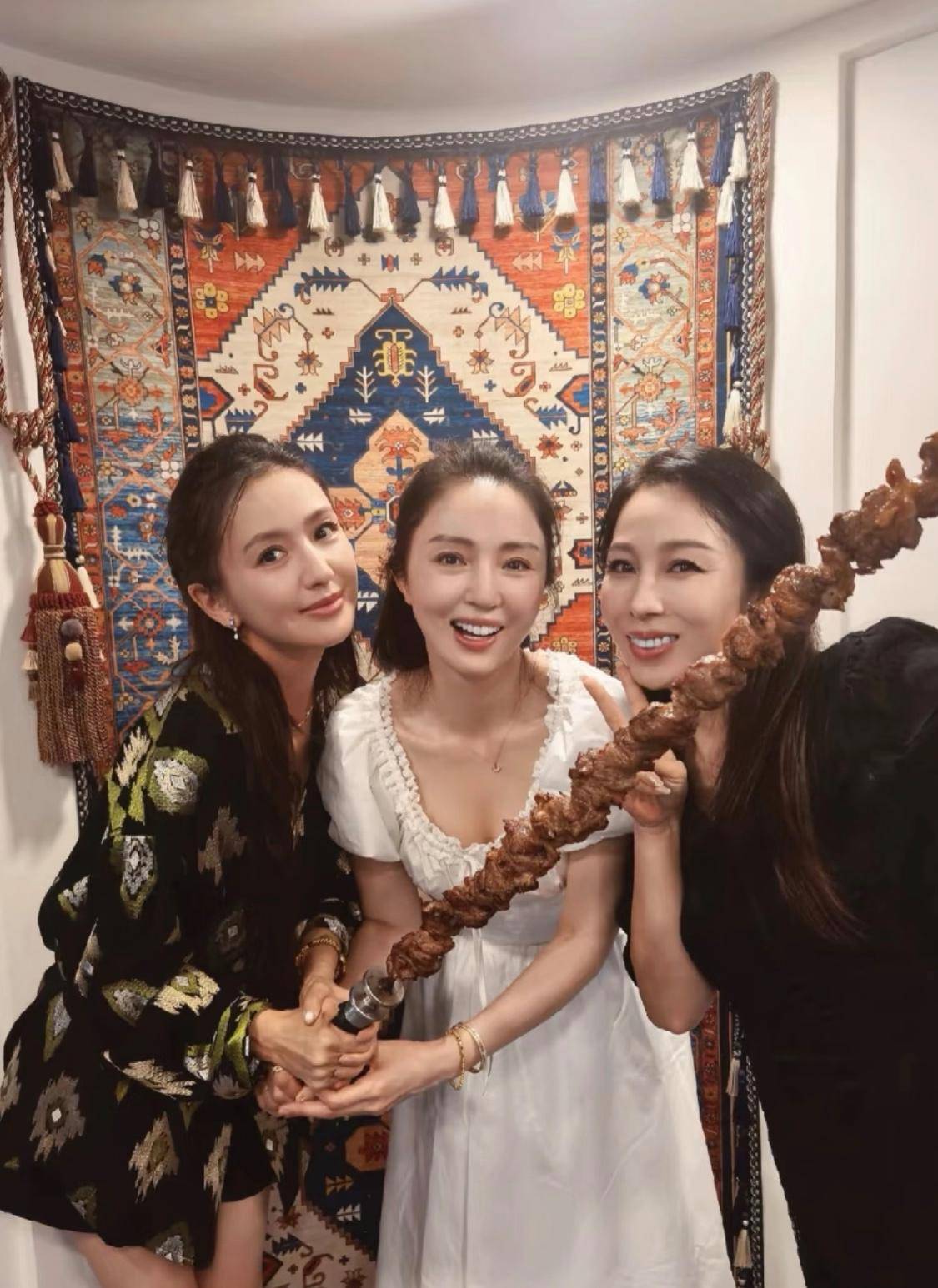 星二代不怯场！小酒窝让佟丽娅带她找宋亚轩握手，朵朵给她拍美照