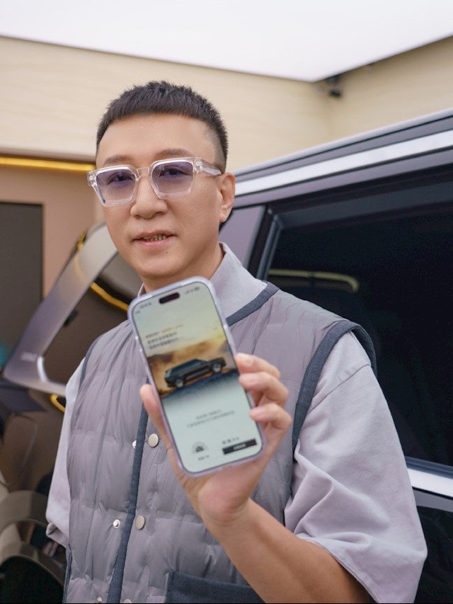 孙红雷体验极氪9X当场下单Hyper版：称其为代际领先产品