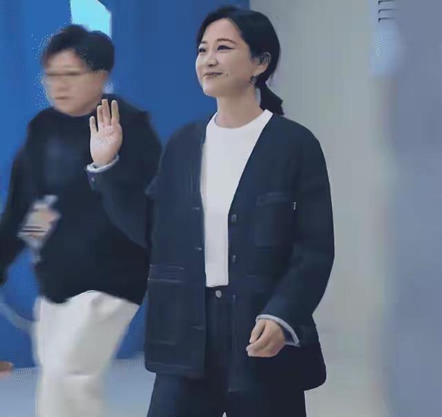 钱再多有什么用？赚了34亿后贾玲被“边缘化”，冯巩的用心白费了