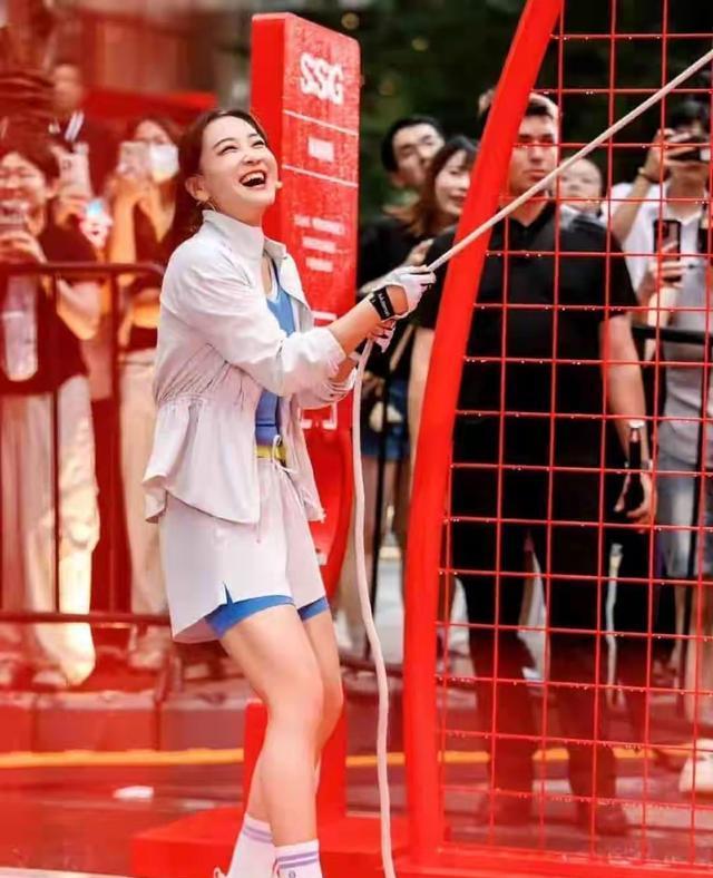 钱再多有什么用？赚了34亿后贾玲被“边缘化”，冯巩的用心白费了