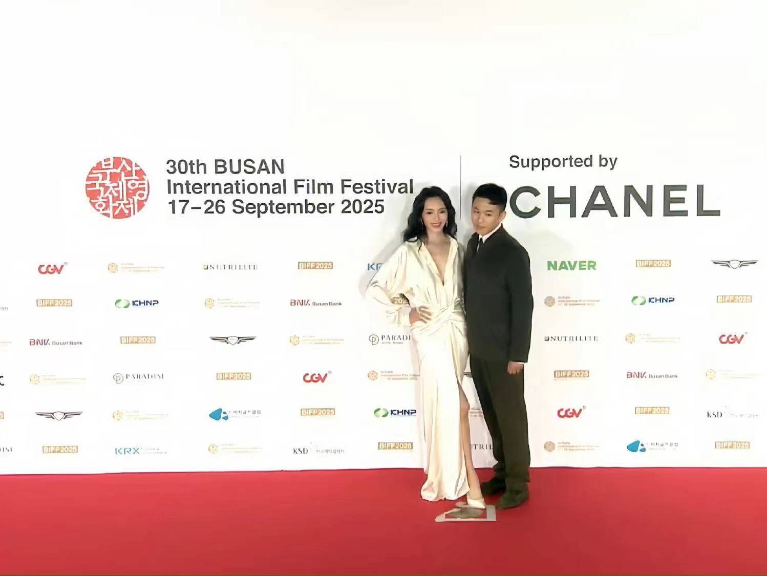 李鸿其王紫璇隐恋三年，携手走红毯正式官宣恋情