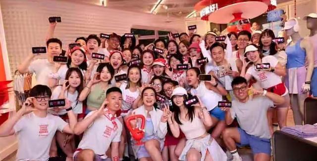 钱再多有什么用？赚了34亿后贾玲被“边缘化”，冯巩的用心白费了