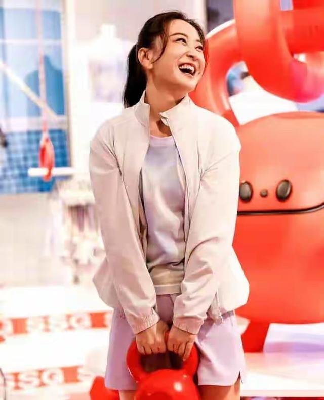 钱再多有什么用？赚了34亿后贾玲被“边缘化”，冯巩的用心白费了