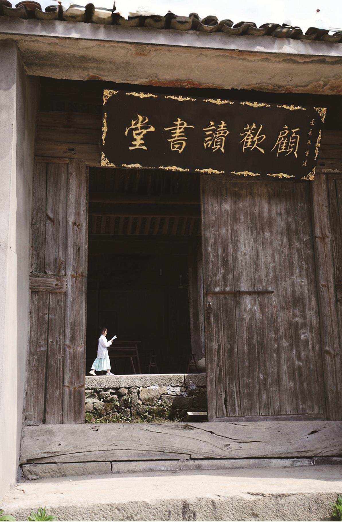 遥想丰标千载逢