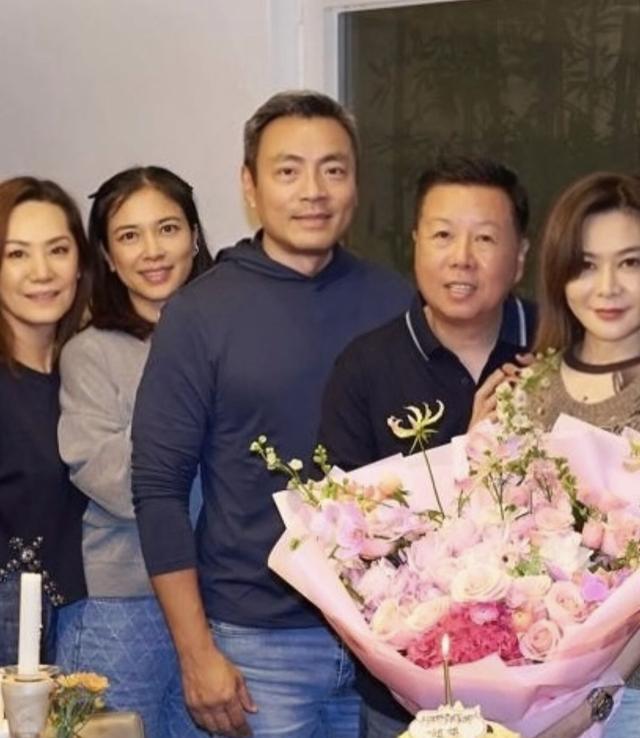 63岁关之琳获香港名流庆生，打扮休闲状态完美，丁子高汪诗诗也在