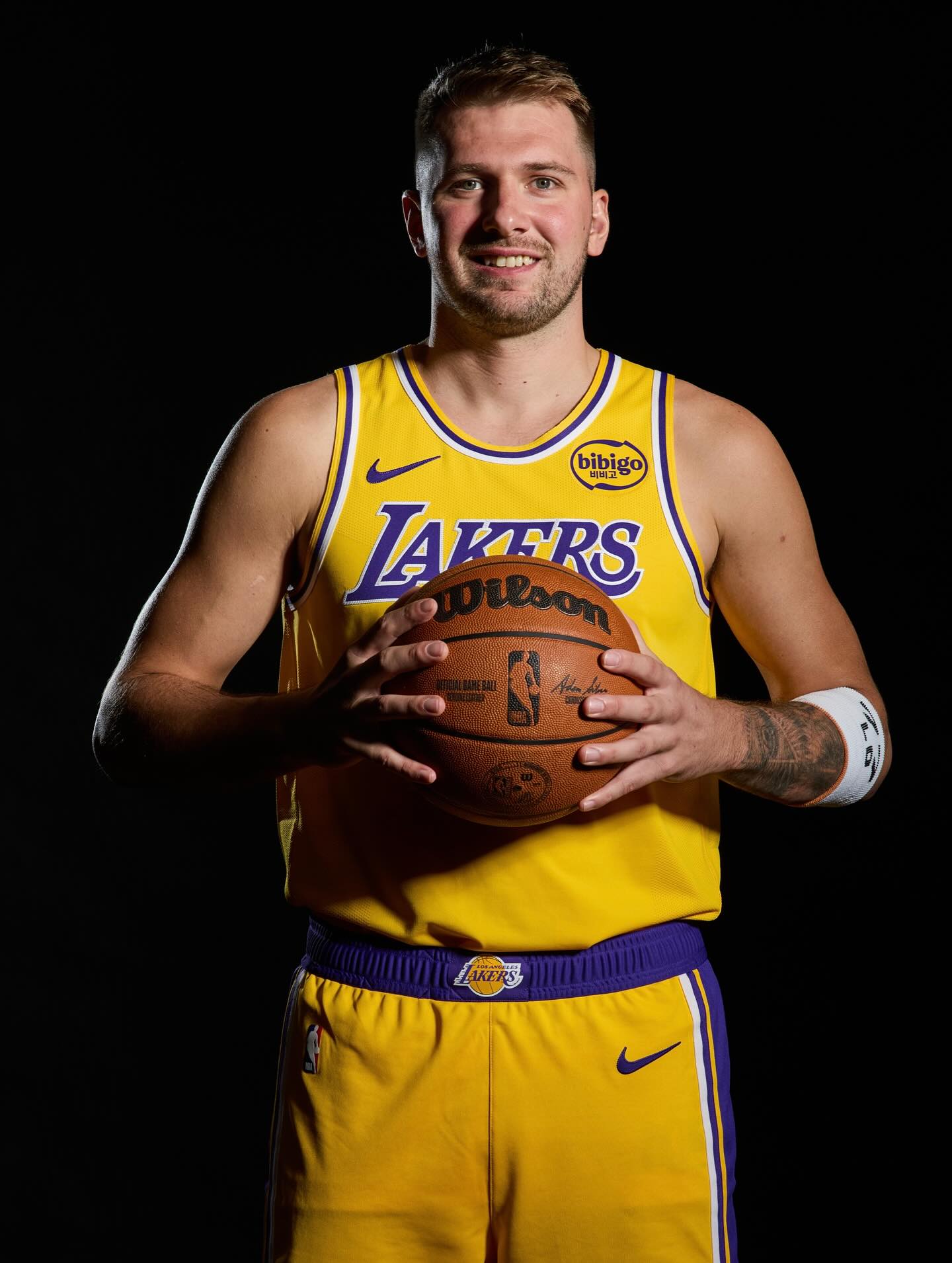 洛杉矶的未来！NBA官方：卢卡-东契奇完成了湖人媒体日首秀