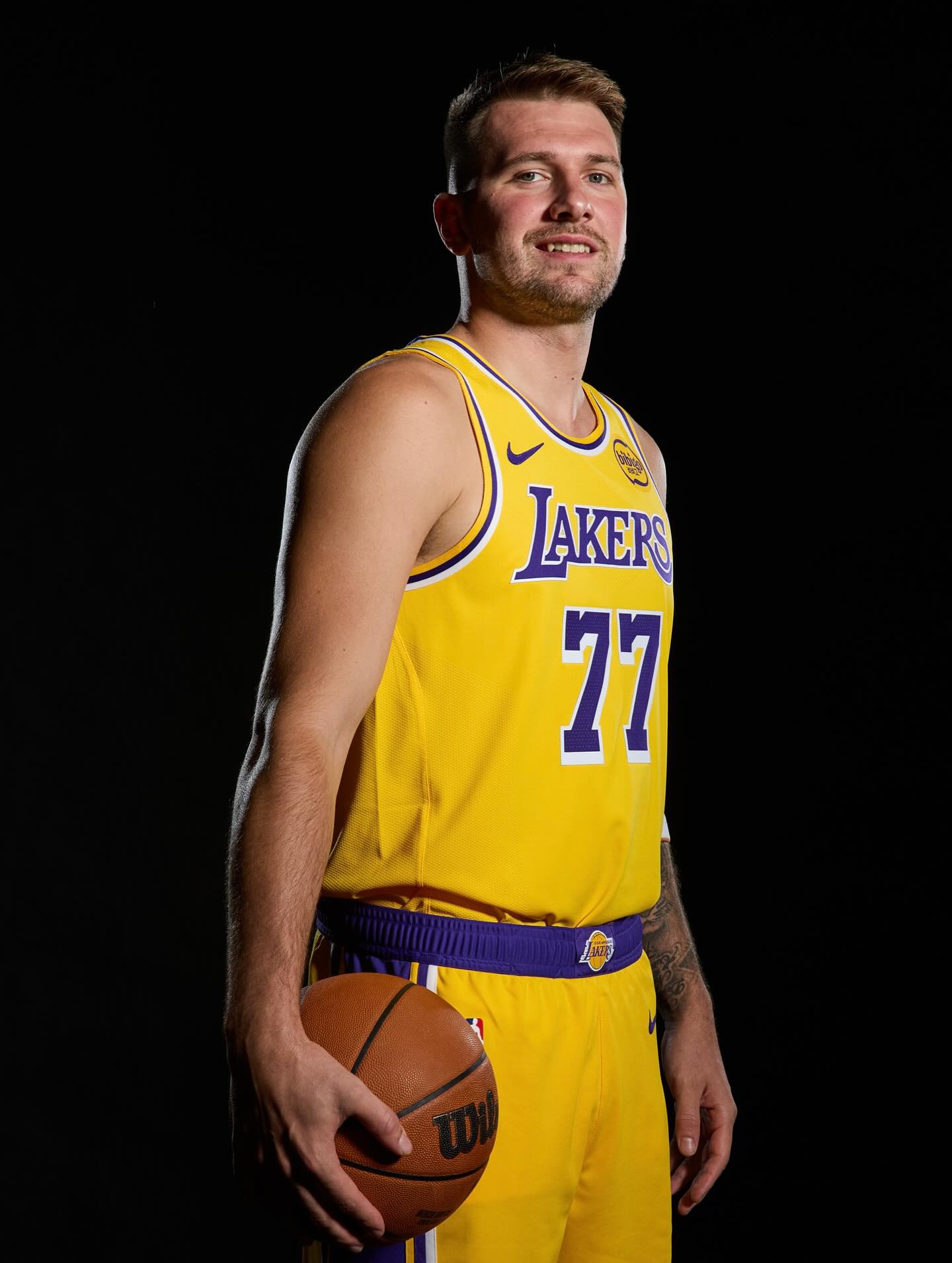 洛杉矶的未来！NBA官方：卢卡-东契奇完成了湖人媒体日首秀