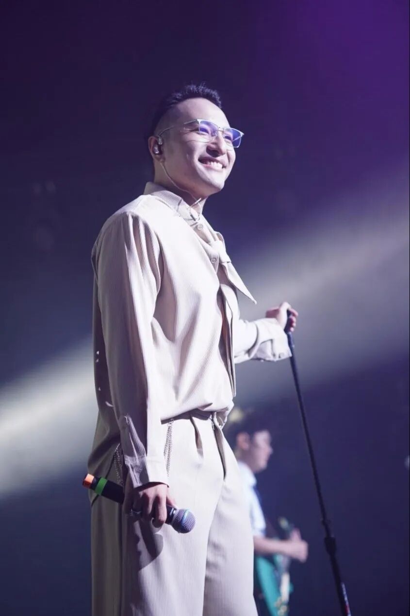 唱“Superidol”走红的田一名回应被说“油腻”