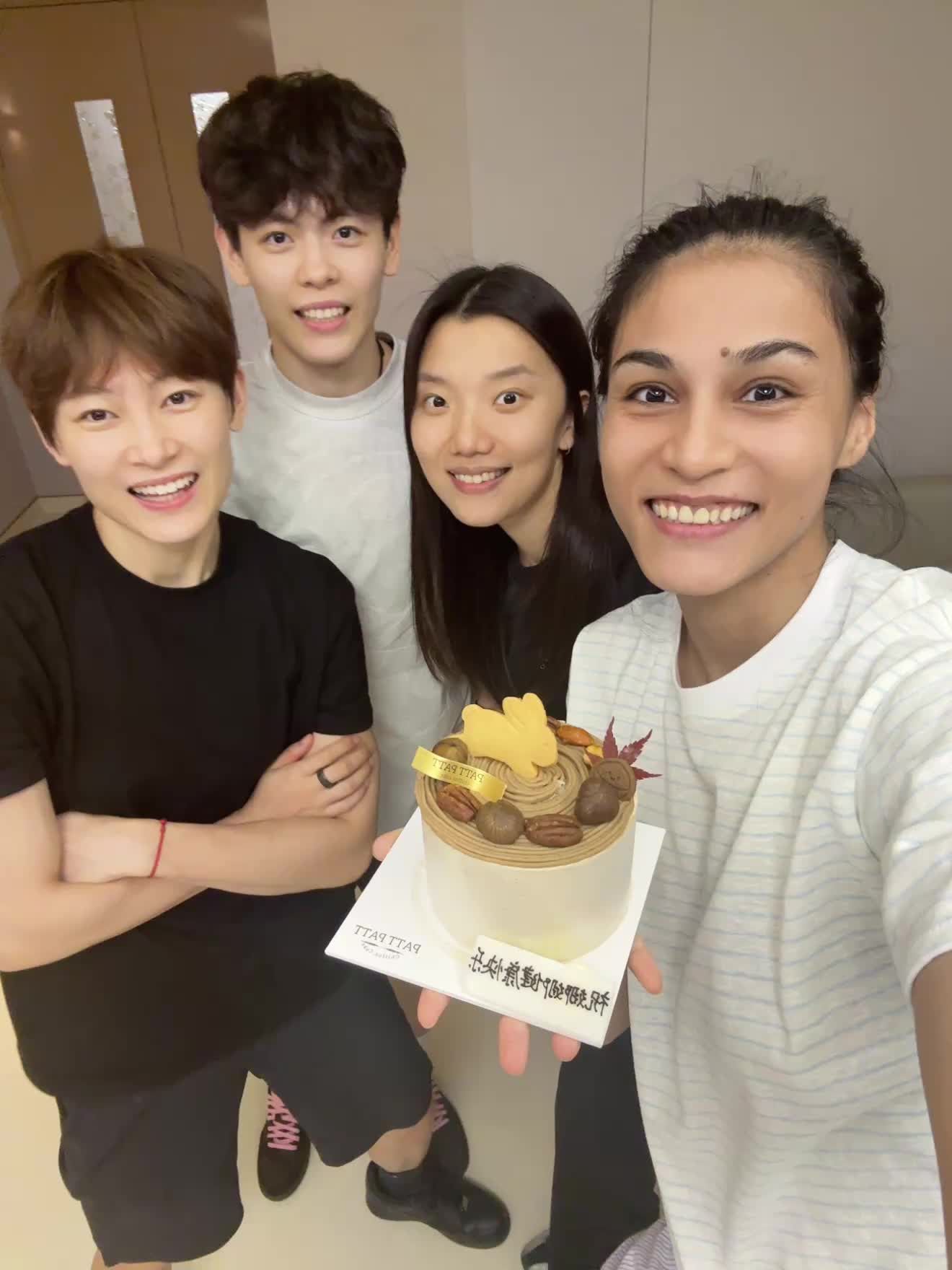 友谊万岁！迪拉娜社媒分享与杨力维&杨舒予&张茹合照