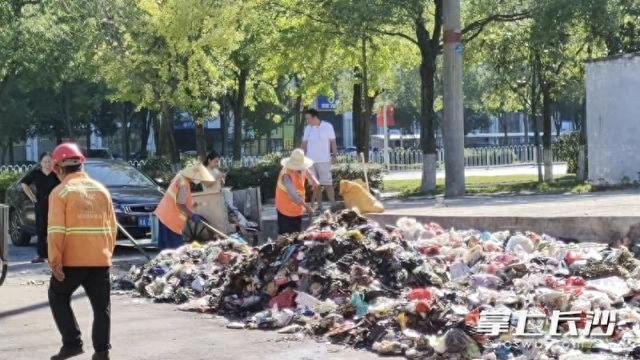 耗时九小时！环卫工从垃圾堆中寻回价值25万元名表
