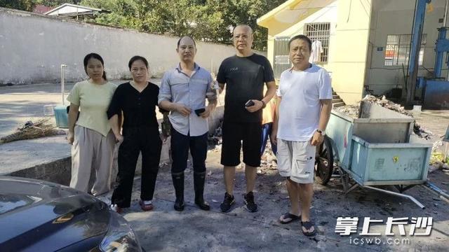 耗时九小时！环卫工从垃圾堆中寻回价值25万元名表