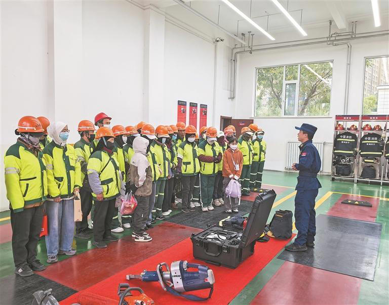 西宁529名环卫工人走进“火焰蓝影院”