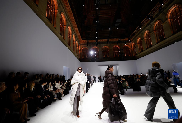 巴黎时装周：波司登发布“大师泡芙”系列新品