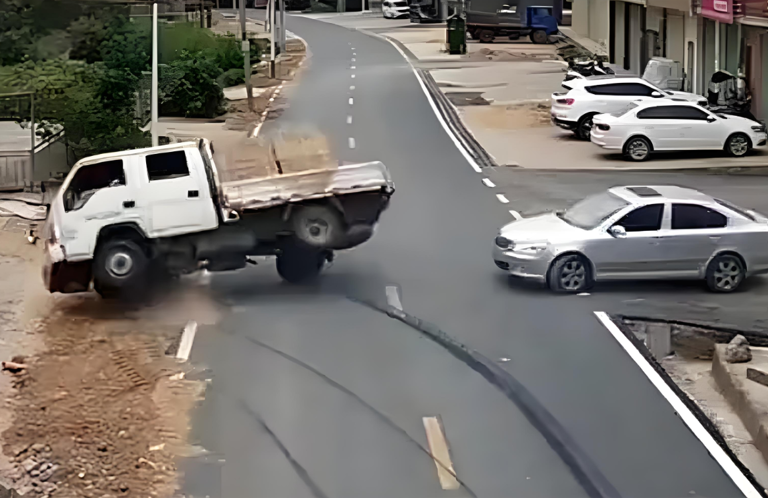 行人身着深色衣服横穿夜间高速公路，司机吓到惊叫、急转堪堪躲过