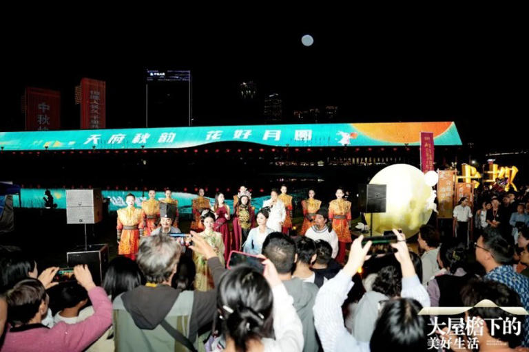 拍下精彩环节。四川天府新区融媒体中心供图