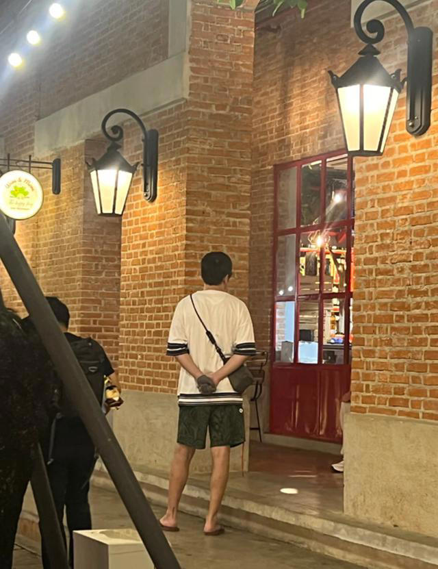 雷佳音清迈度假，妈妈妻女都很会穿，就他穿拖鞋盘着核桃没明星样