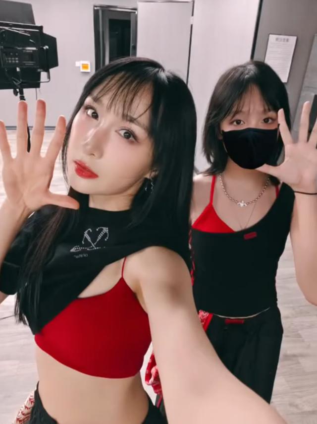 雷佳音清迈度假，妈妈妻女都很会穿，就他穿拖鞋盘着核桃没明星样