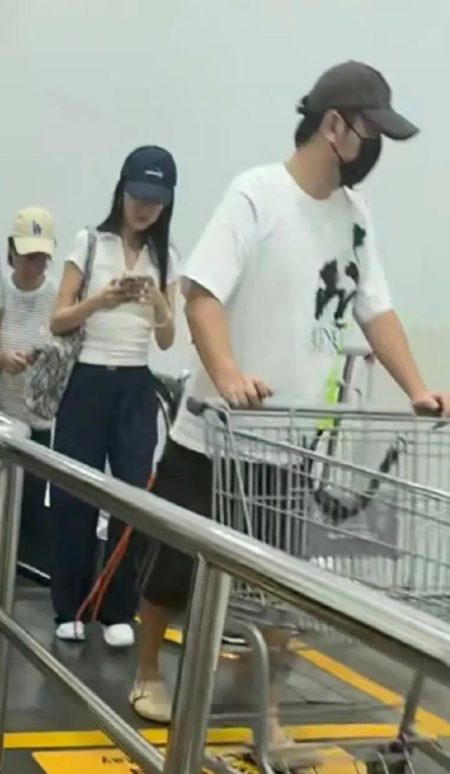雷佳音清迈度假，妈妈妻女都很会穿，就他穿拖鞋盘着核桃没明星样