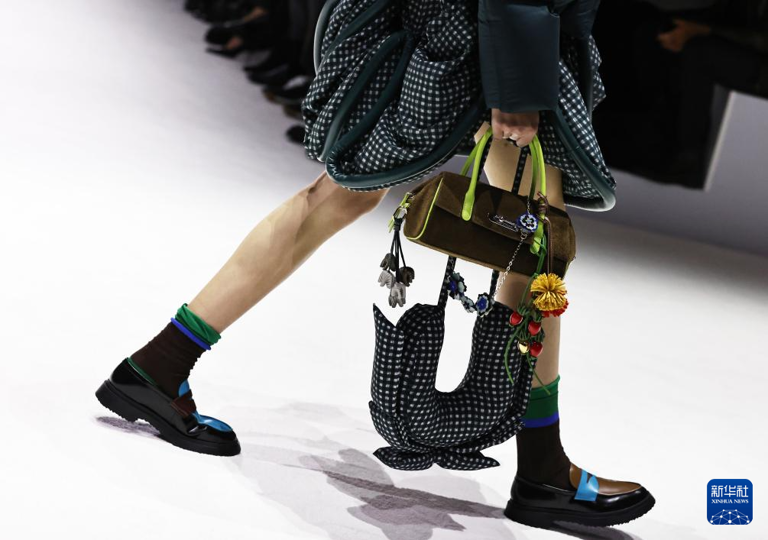 巴黎时装周：波司登发布“大师泡芙”系列新品