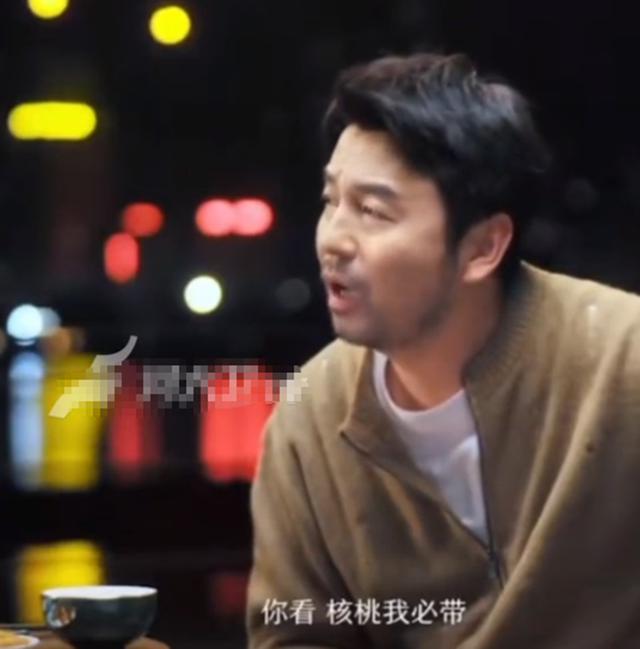 雷佳音清迈度假，妈妈妻女都很会穿，就他穿拖鞋盘着核桃没明星样