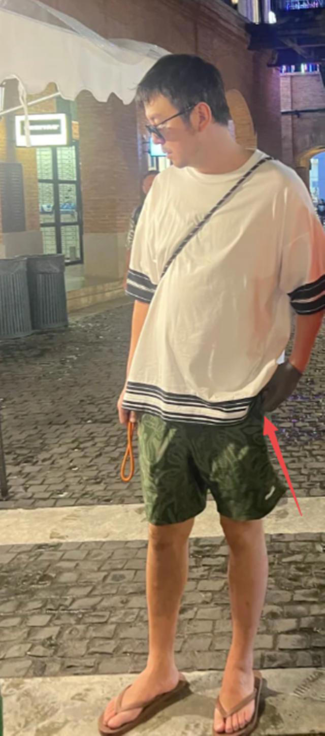 雷佳音清迈度假，妈妈妻女都很会穿，就他穿拖鞋盘着核桃没明星样