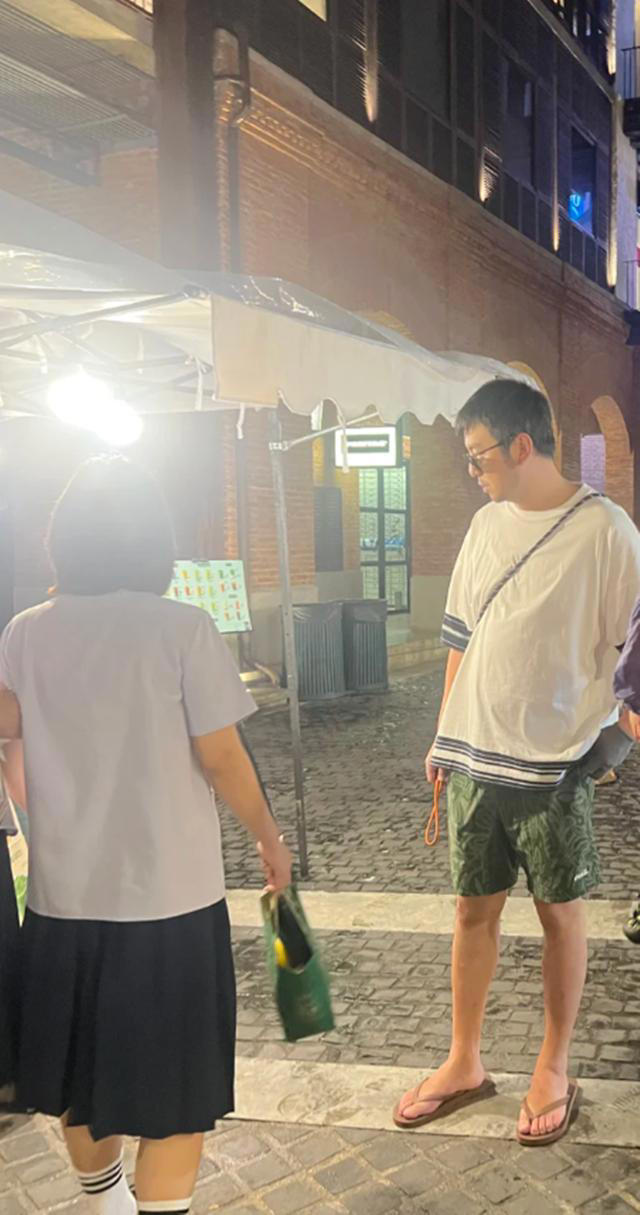 雷佳音清迈度假，妈妈妻女都很会穿，就他穿拖鞋盘着核桃没明星样