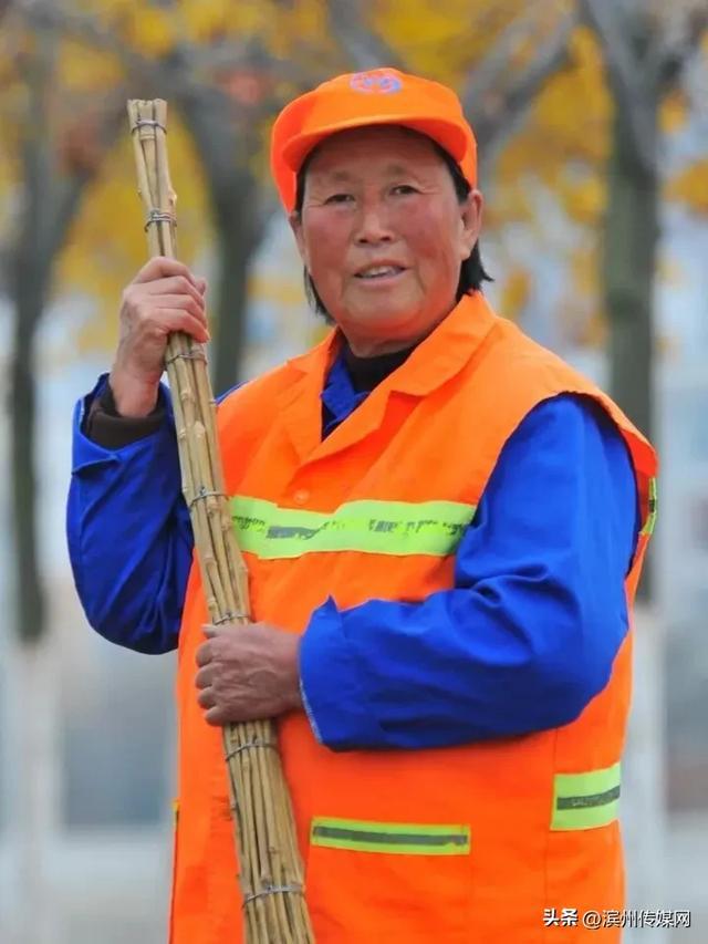 山东女环卫工多年拾荒助学，捐款40余万元！78岁还不停歇