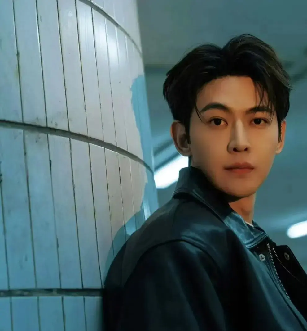 男演员身材多重要？《许我耀眼》陈伟霆和唐晓天同框，差别很明显