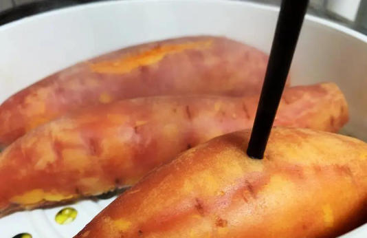 蒸红薯时，不要再直接蒸，教你几招，比烤的还好吃！软糯香甜流汁