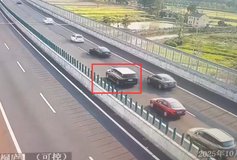 车主酣睡、智驾“罢工”，返程高峰竟然“无人驾驶”十分钟