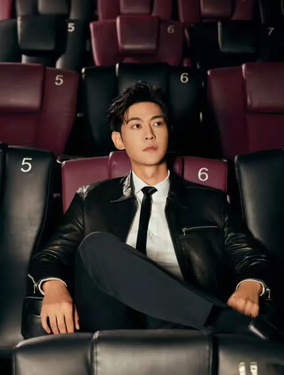 男演员身材多重要？《许我耀眼》陈伟霆和唐晓天同框，差别很明显