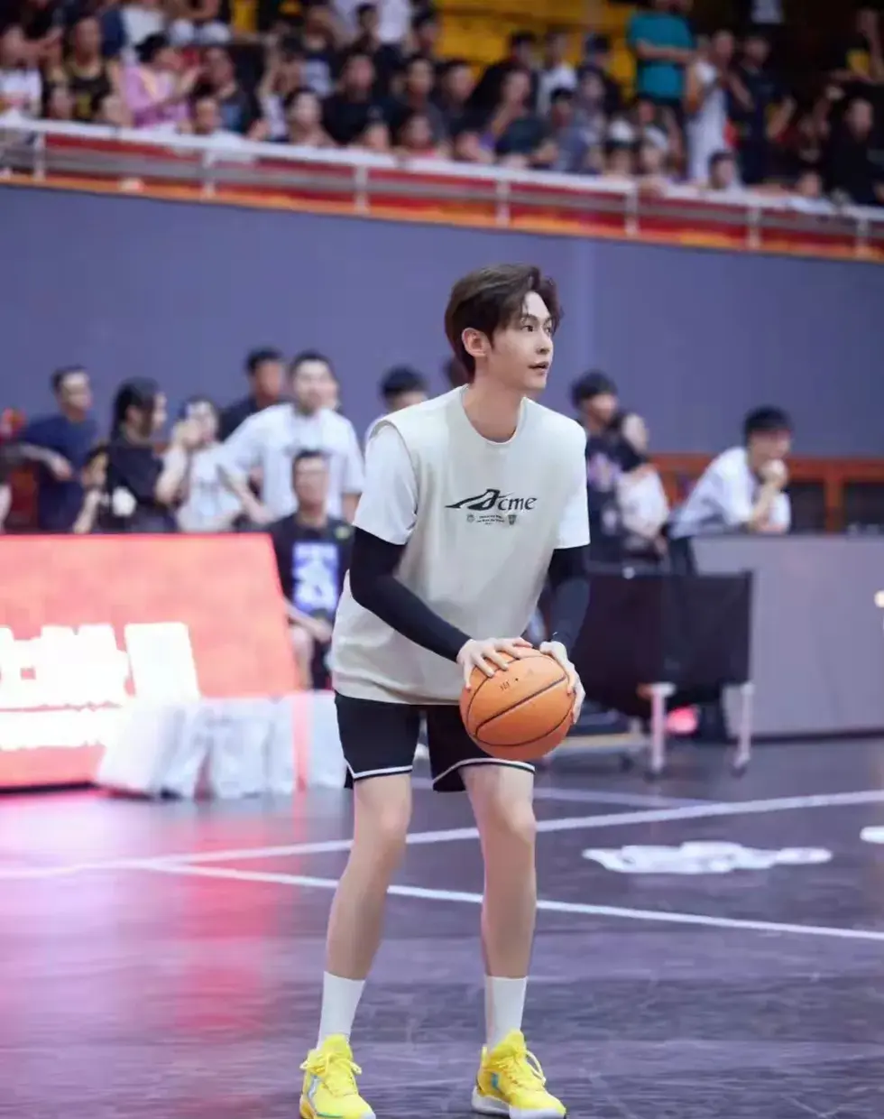 男演员身材多重要？《许我耀眼》陈伟霆和唐晓天同框，差别很明显