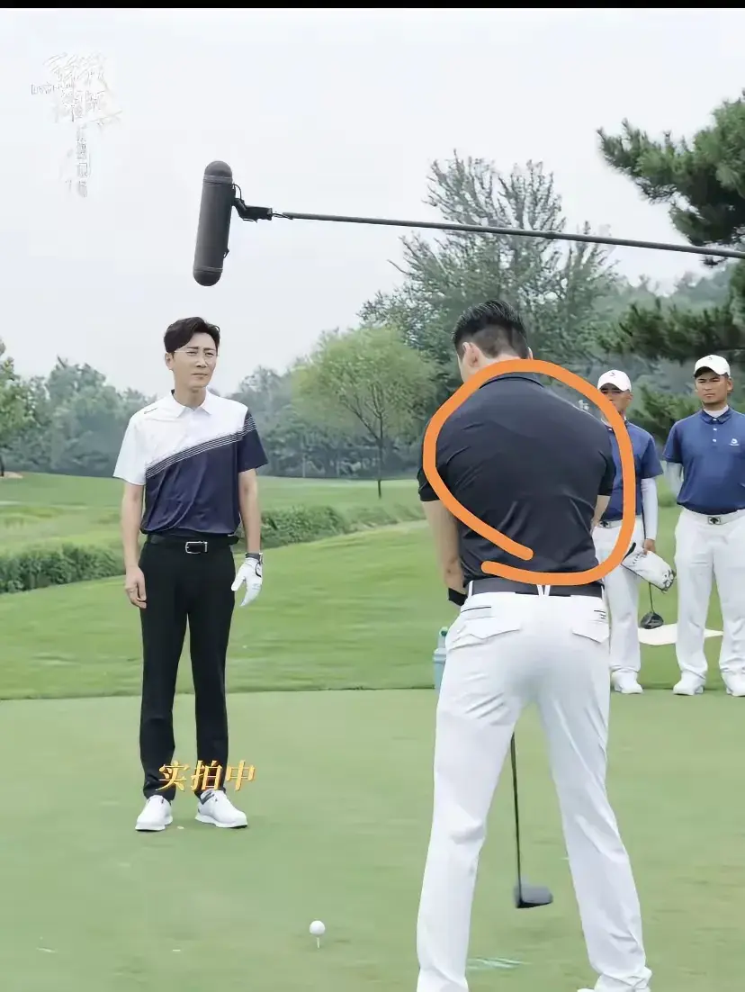 男演员身材多重要？《许我耀眼》陈伟霆和唐晓天同框，差别很明显