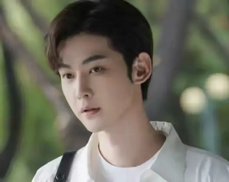 男演员身材多重要？《许我耀眼》陈伟霆和唐晓天同框，差别很明显